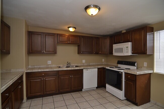 Foto del edificio - Spacious 4 Bedroom 2 Bath Home! Great South Tucson Location!
