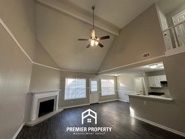 Building Photo - 4 Bedroom Home for Rent in Memphis, TN | High Ceilings, Stone Fireplace & 2-Car Garage