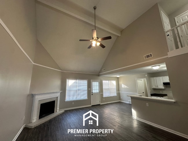 Foto del edificio - 4 Bedroom Home for Rent in Memphis, TN | High Ceilings, Stone Fireplace & 2-Car Garage