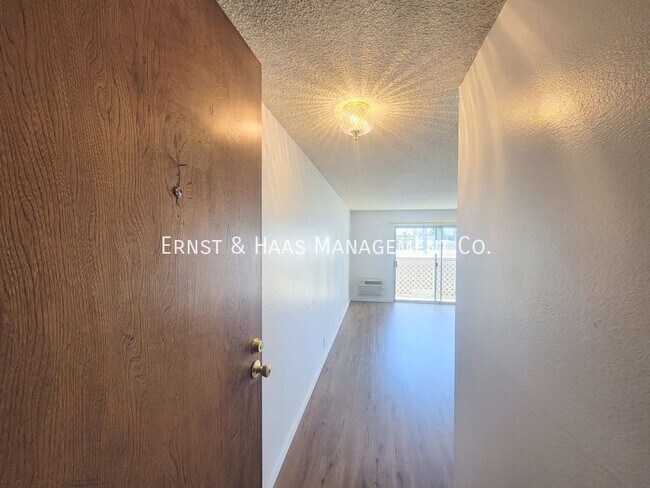 Building Photo - Lovely 1 Bedroom Condo in Prime Bixby Knol...