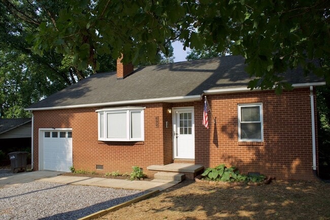 Building Photo - 692 Brookdale Dr