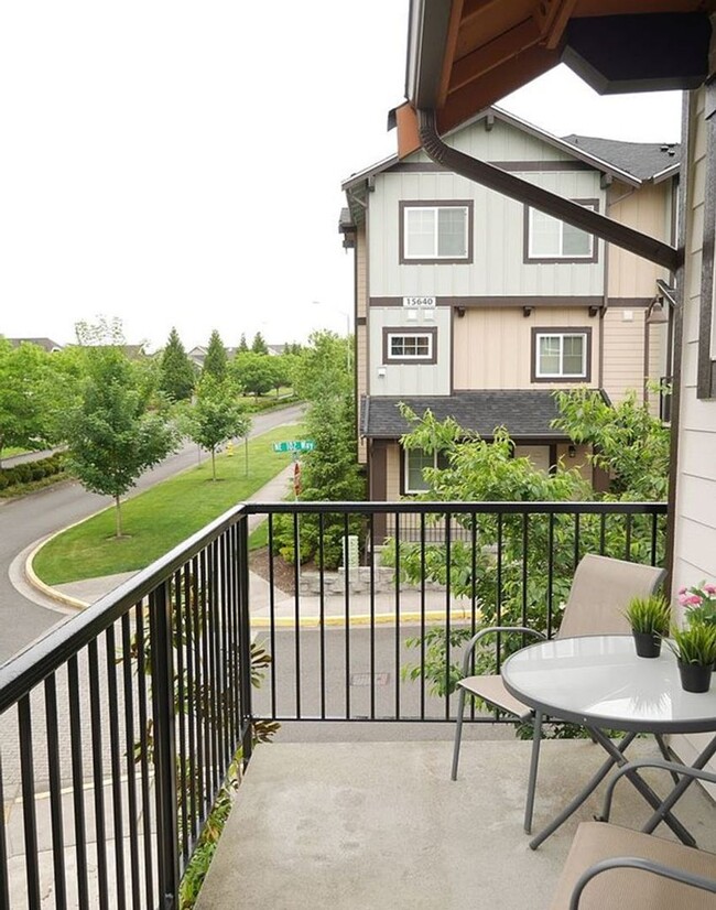 Building Photo - A Corner Unit with 3 Bed and 3.5 Bath at M...