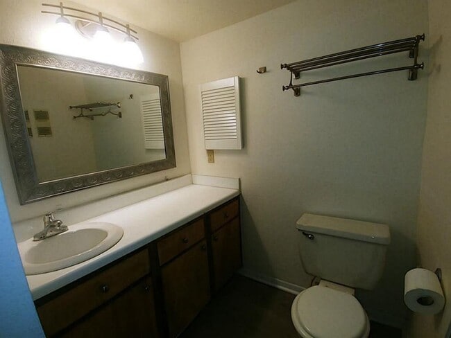 Foto del edificio - Two Bedroom Condo Near Med Center!