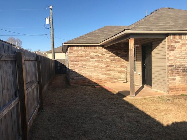 Building Photo - 811 Monarch Way