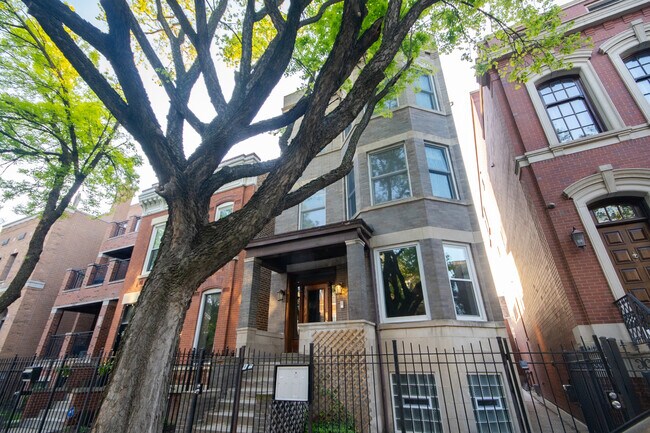 Foto del edificio - 2327 N Southport Ave