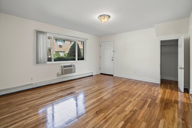 Foto del edificio - Clinton Manor Arms Apartments