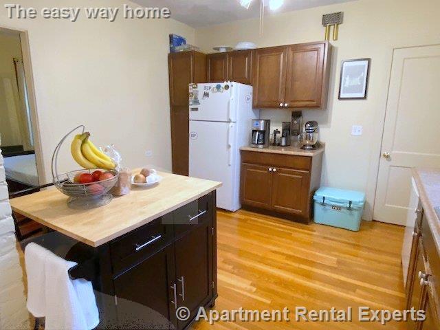 Building Photo - Large 5 room Two Bed * 2 Parking * Laundry...