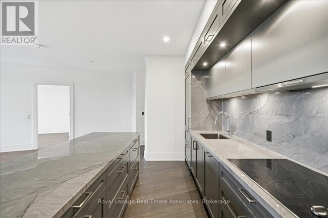 Building Photo - 259 The Kingsway