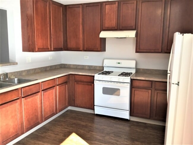 Foto del edificio - 625 Cary Woods Cir