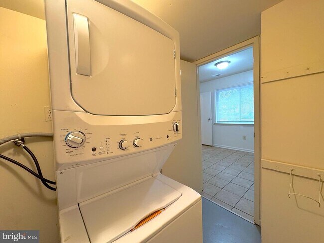 Building Photo - 4657 Logsdon Dr