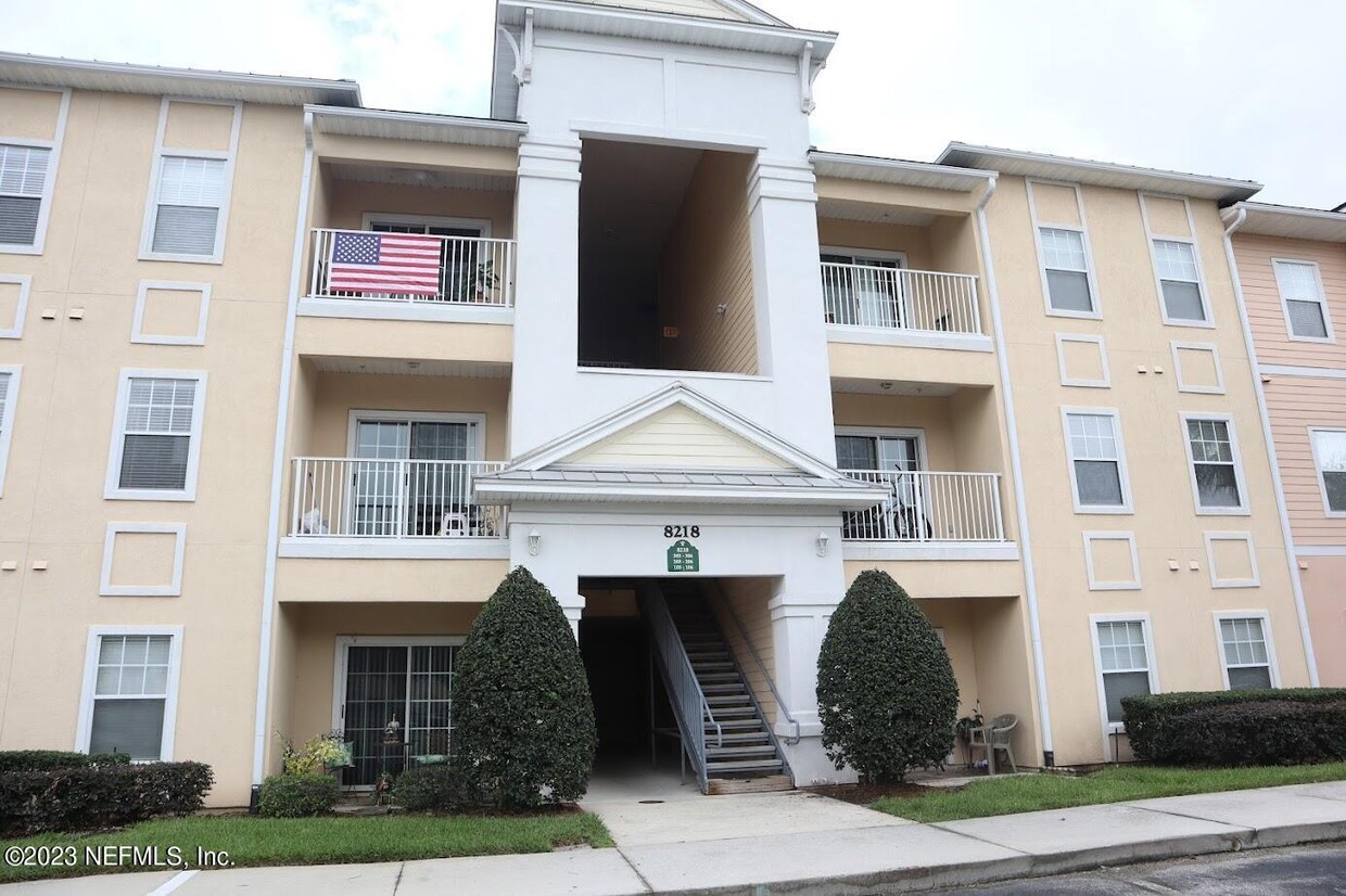 Foto principal - 8218 Green Parrot Rd