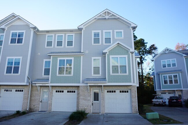 Building Photo - 3BR/3.5BA End Unit Townhome in Summerwalk!...