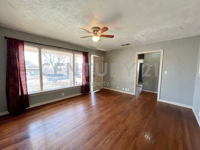 Building Photo - Cute 2/1/1 in Fort Worth Ready For Move-In!
