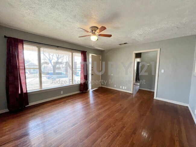 Foto del edificio - Cute 2/1/1 in Fort Worth Ready For Move-In!