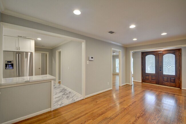 Foto del edificio - 3 BD / 2 BR Bellaire home on wooded lot!