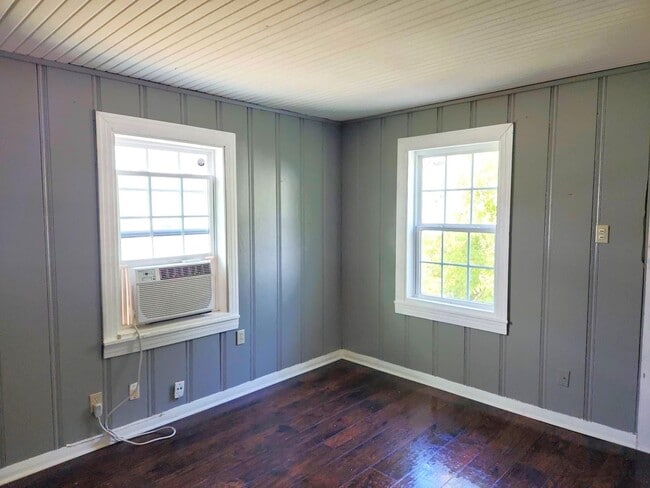 Building Photo - 975 Center St