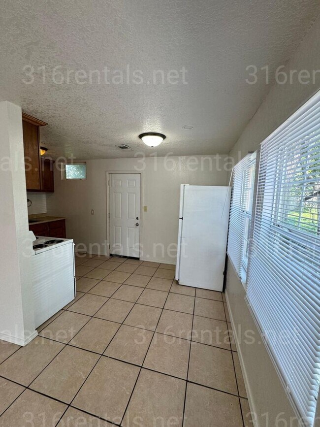 Foto del edificio - $725- 2 bed 1 bath bi-level apartment with...