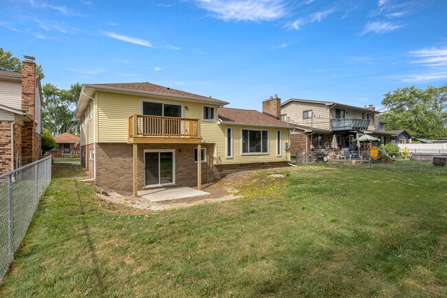 Building Photo - 367 Shore Dr
