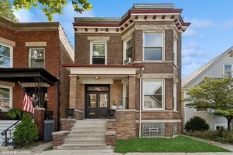 Building Photo - 3655 N Hermitage Ave