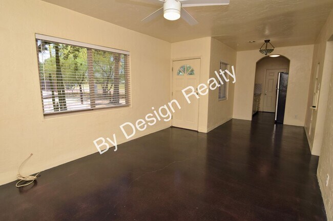 Building Photo - Midtown 2 Bed 1 Bath Home on Huge Lot