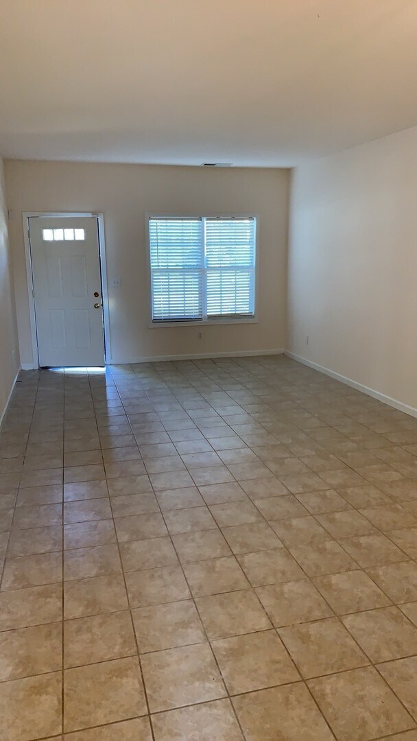 Building Photo - 2415 Suwanee Pointe Dr