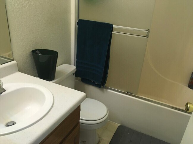 Foto del edificio - 2 Bed 1.5 Bath Townhouse End Unit in North Central Loveland