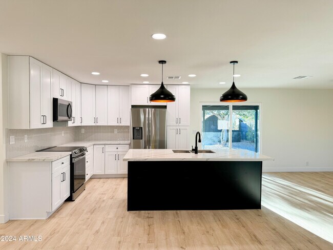 Foto del edificio - 702 N 78th St