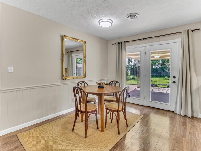 Foto del edificio - 805 Bluebonnet Ln