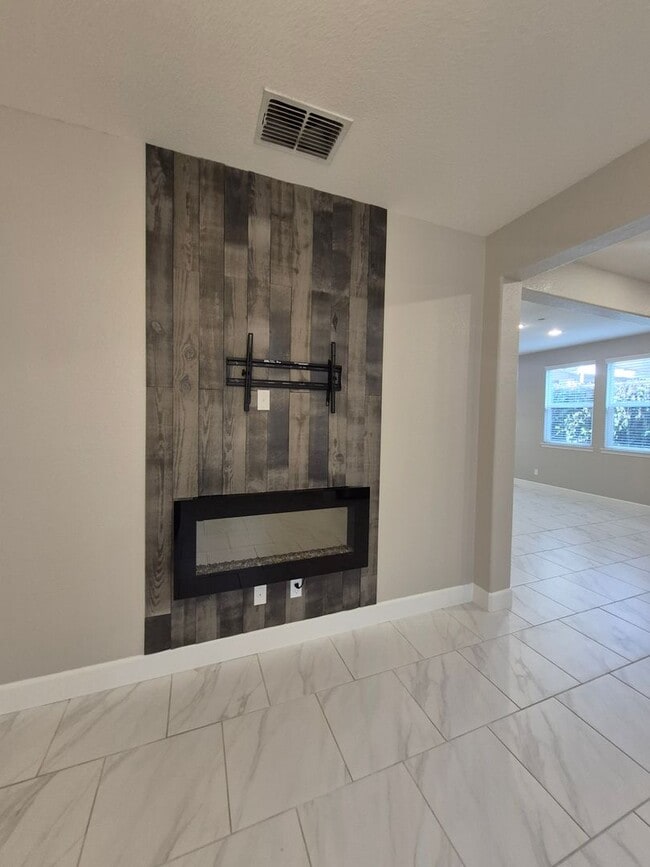 Foto del edificio - Gorgeous 4bd/2.5ba Two Story Home In Roseville!