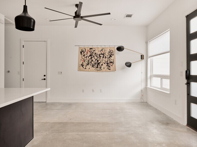 Building Photo - 910 Gullett St