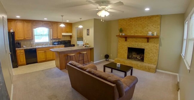 Building Photo - Enclosed Sun room + 2-Car Garage + Washer ...