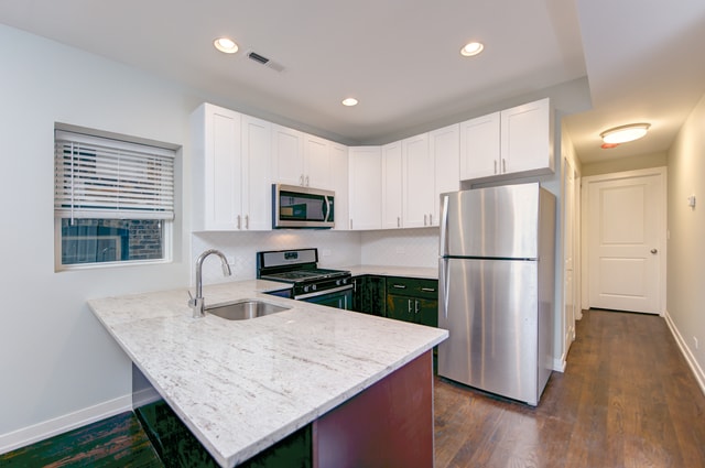 Building Photo - 3015 W Wellington Ave