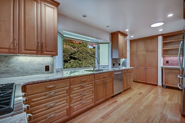 Building Photo - Luxury Living in a Premier Los Altos Neigh...