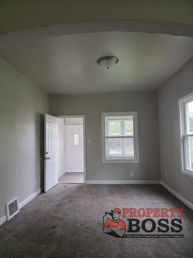 Building Photo - 1584 W Taft St