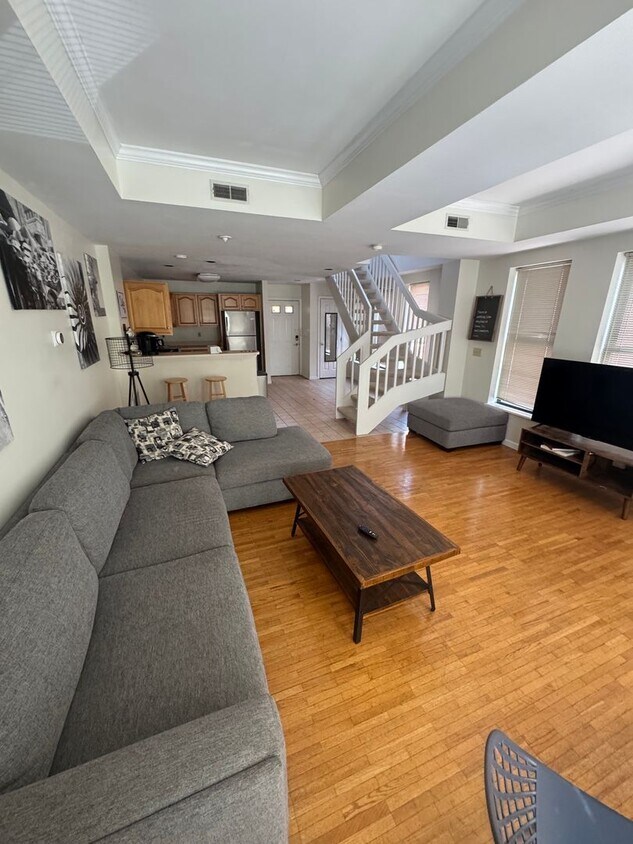 Foto principal - Furnished Downtown Condo. 1 bed/1 bath