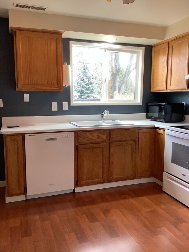 Foto del edificio - Two bedroom, 1.5 bathroom Ashland townhouse | Available now