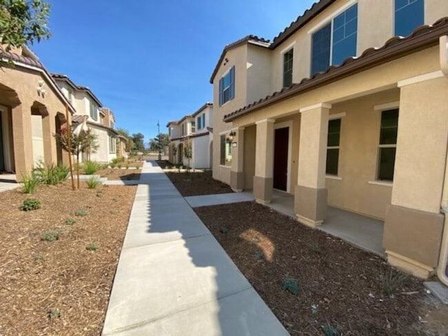 Building Photo - Great location in Colton!  Newer built, do...
