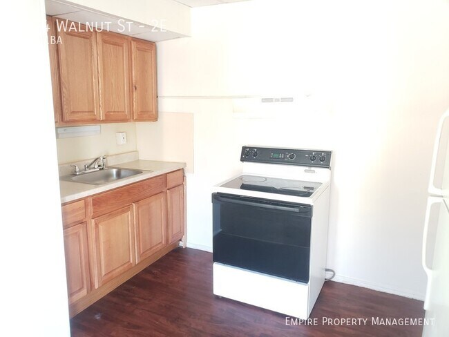 Building Photo - 2nd Floor: 1 Bedroom/ 1 Bathroom Apartment...