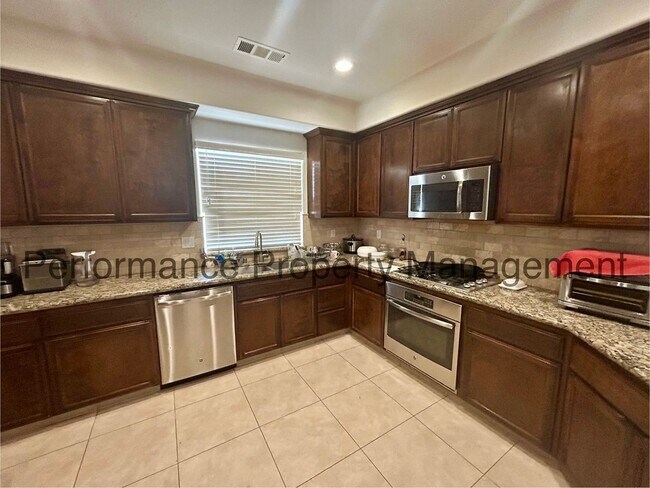 Foto del edificio - Stunning 4 Bed/3 Bath Home Near City in th...