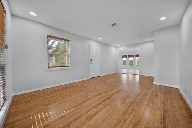 Building Photo - 5120 De Milo Dr