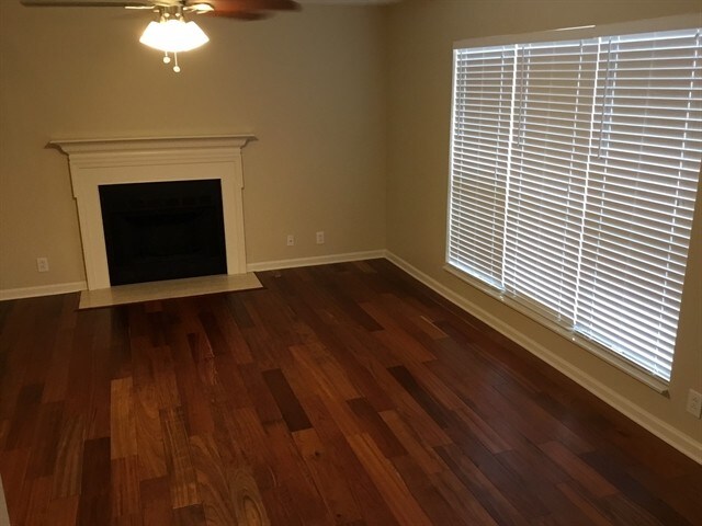 Foto del edificio - 104 Charleston Ct