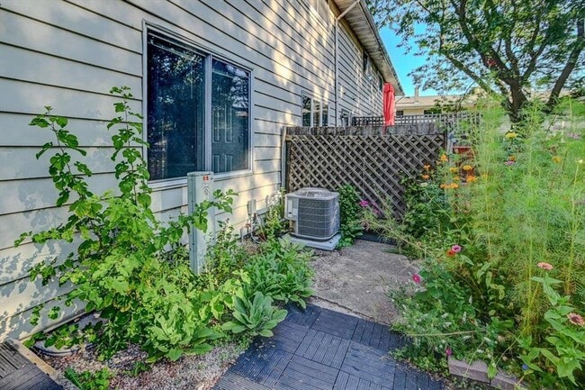 Foto del edificio - 136 N Lakewood Gardens Ln