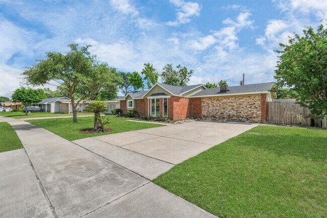 Building Photo - 3915 Tidewater Dr
