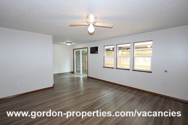 Foto del edificio - Webster Rd - Gladstone 2 bedroom duplex