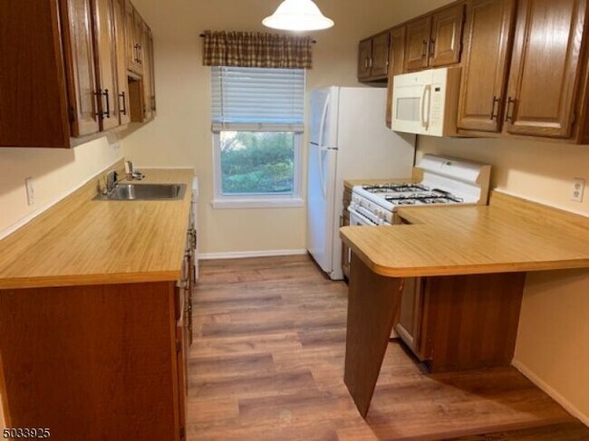 Foto del edificio - 102 Spruce Hills Dr