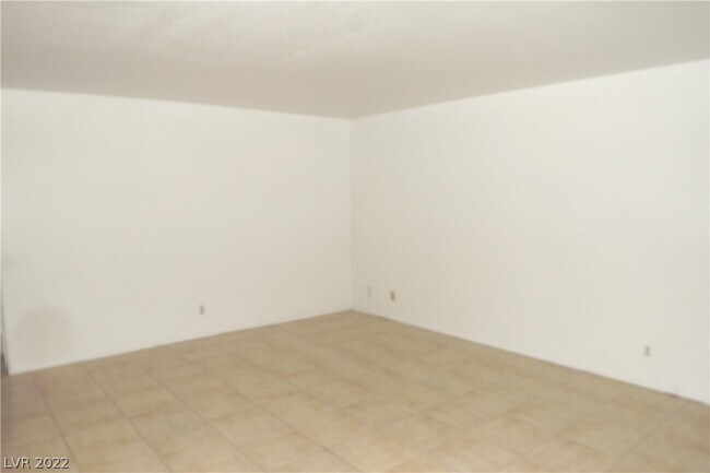Building Photo - 558 Oakbrook Ln