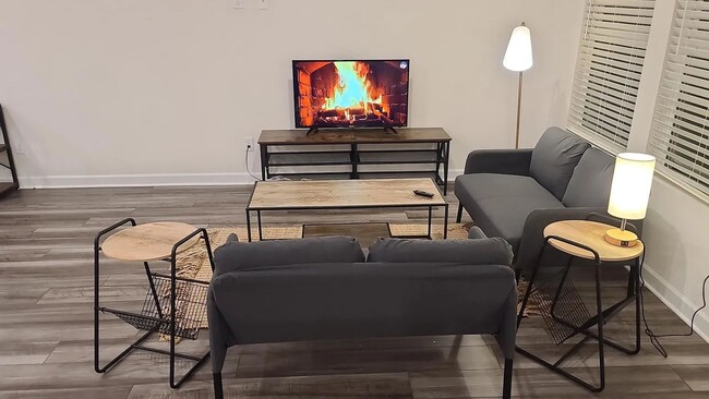 Building Photo - Room in 3 Bedroom Home at Greenmarket St