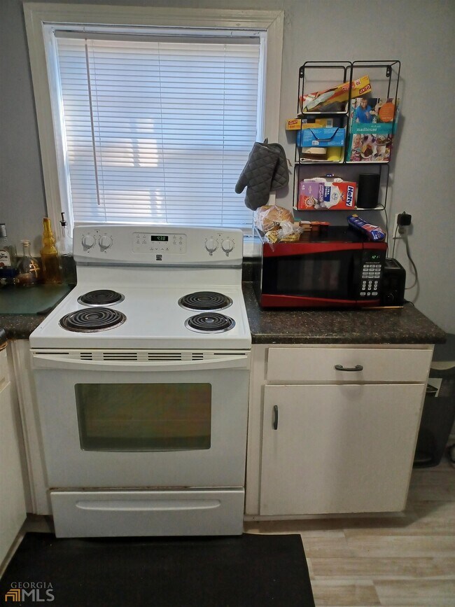 Building Photo - 324 N Main St