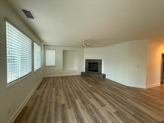Building Photo - 6116 Ravenna Way