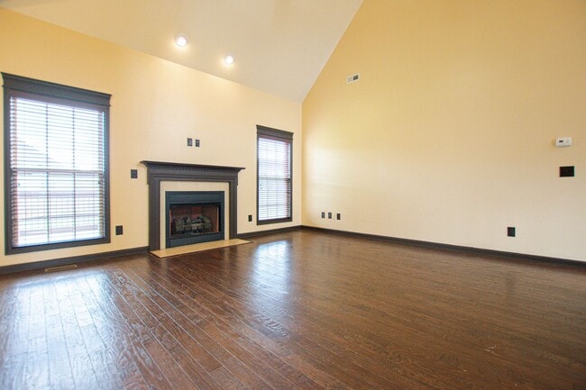 Building Photo - Pet Friendly Three Bedroom with Bonus!